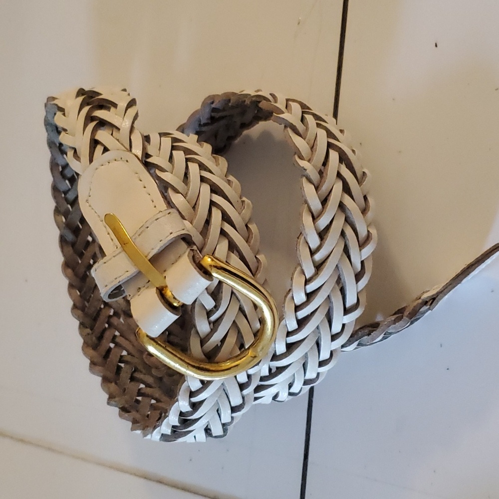 New with tags womens leather white belt in different sizes 32" and 34"